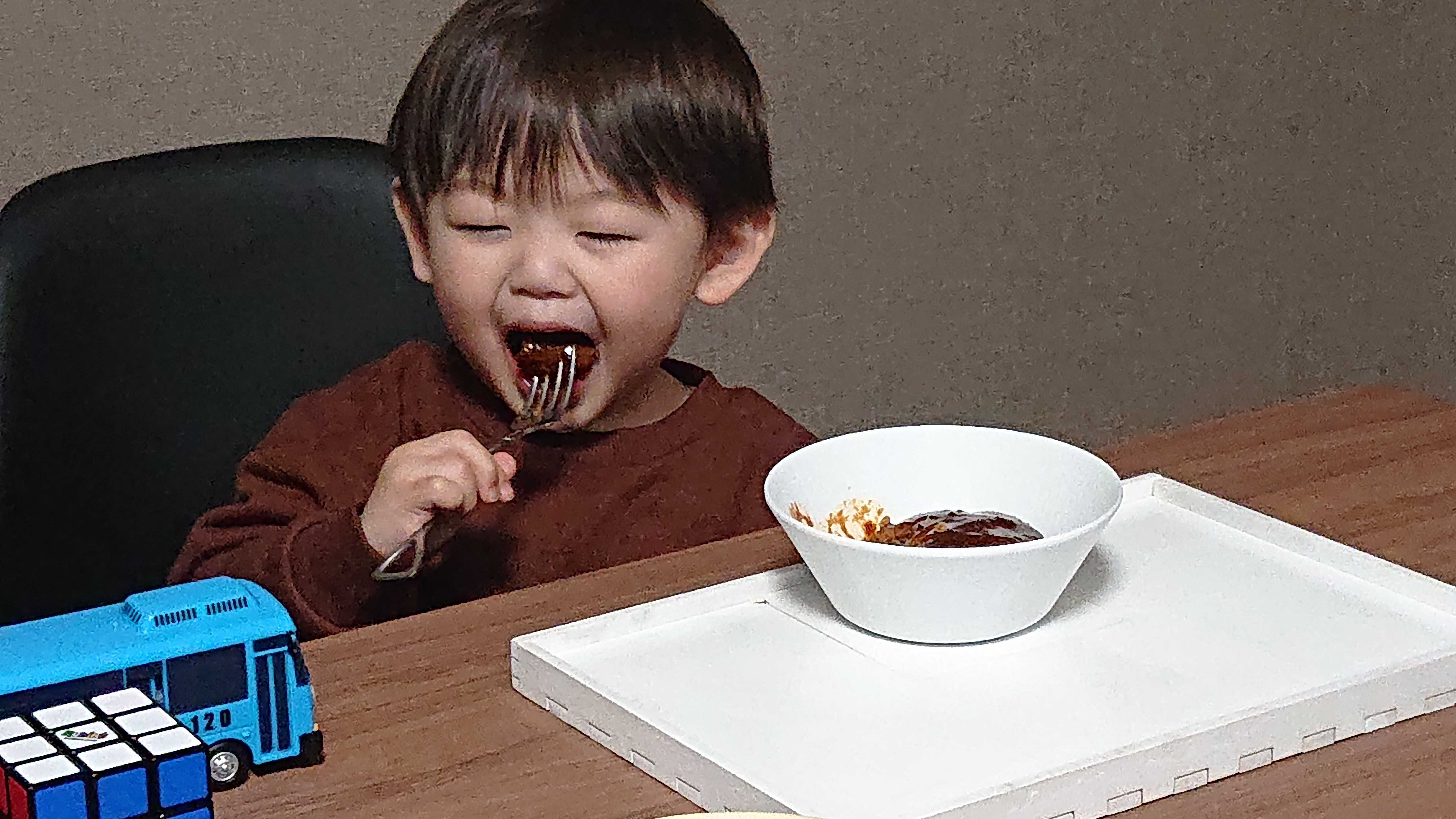 子供がご飯を食べている